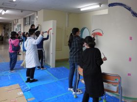 日本ペイント　調布市・柏野小で塗装イベント