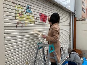 尼崎市内の商店街にペイントアート描く　関西ペイントが塗料提供