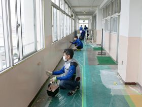 大阪昭和会　中学校で塗装奉仕