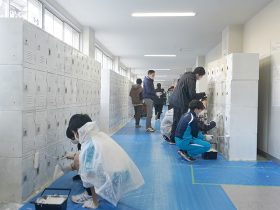 女性ネットワークの会　桃山高で塗装教室