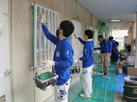 大阪昭和会　中学校に塗装奉仕